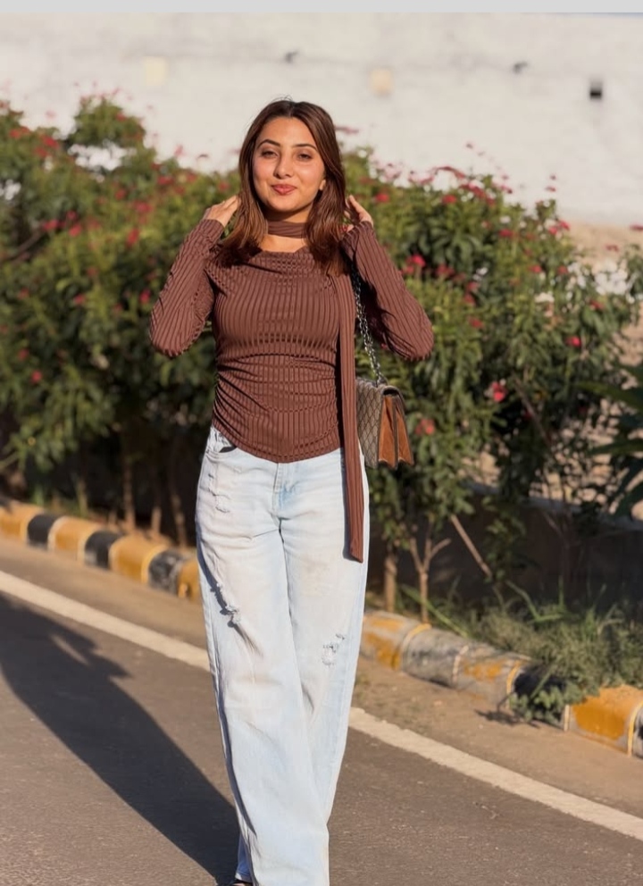 SOLAPUR LOW PRICE HIGH PROFILE VIP CALL GIRL HOTEL AND HOME SERVICE AV